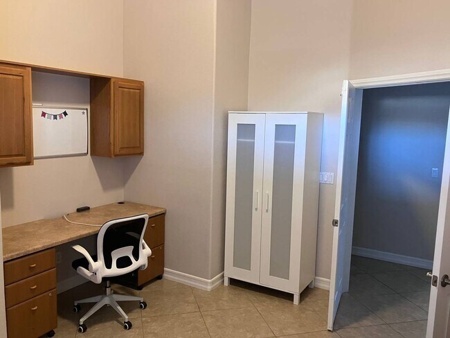 Building Photo - IMMACULATE FURNISHED 3BEDROOM GREEN VALLEY BEAUTY!