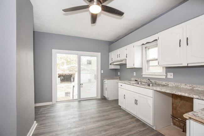 Building Photo - 3 BED 1 BATH SINGLE FAMILY HOME IN THE WAT...