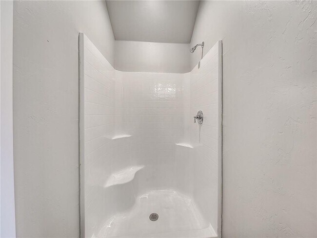 Building Photo - 1270 Lakeview Dr