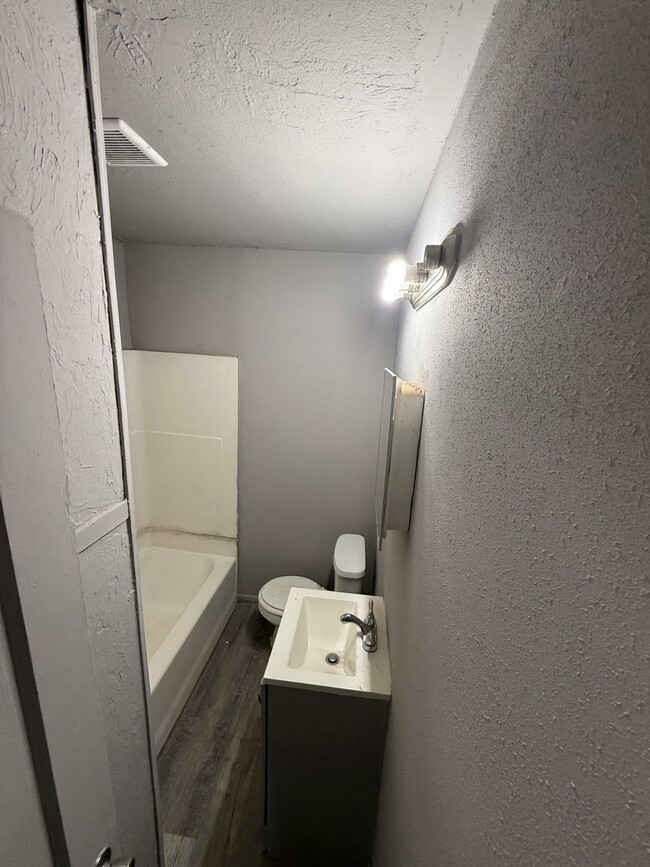 Building Photo - 303 S Fairmont St