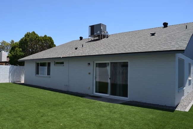 Building Photo - 2006 W Silvergate Dr