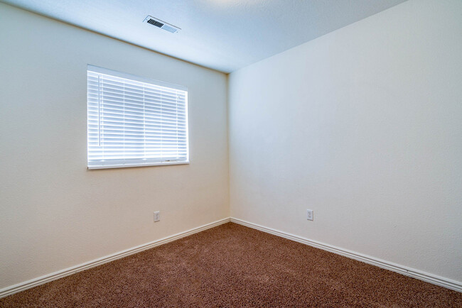 Building Photo - 3 Bedroom 2.5 Bathroom - Hidden Valley Tow...