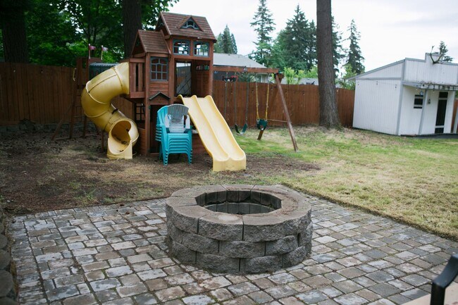 Building Photo - 4 bedroom 3 bath house for rent- Great location in Milwaukie, OR!