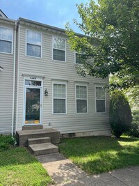 Building Photo - End Unit Townhouse In Centreville