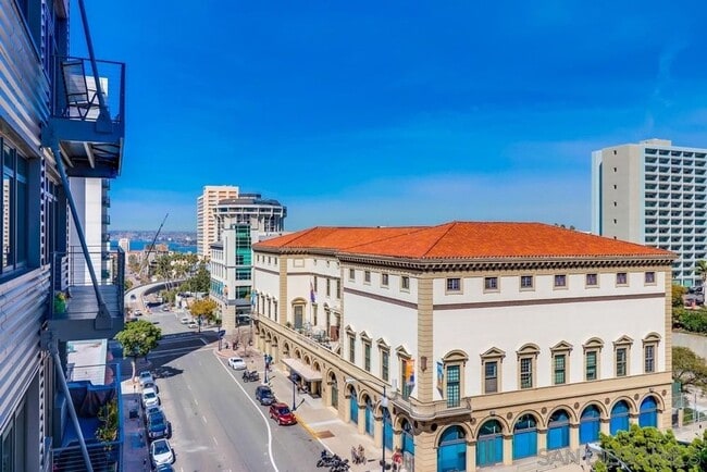 Building Photo - 2 bedroom downtown, 2 bath and 2 parking s...