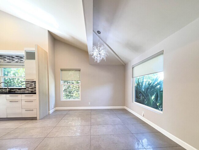 Building Photo - 15424 Camarillo St