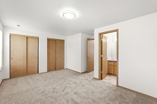 Building Photo - Updated SE Portland Townhome - Near Woodstock