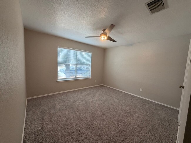 Building Photo - CUTE ONE STORY - 3 BEDROOM / 2 BATH HOME WITH EASY ACCESS TO RANDOLPH AFB & FORUM SHOPPING -- SCH...