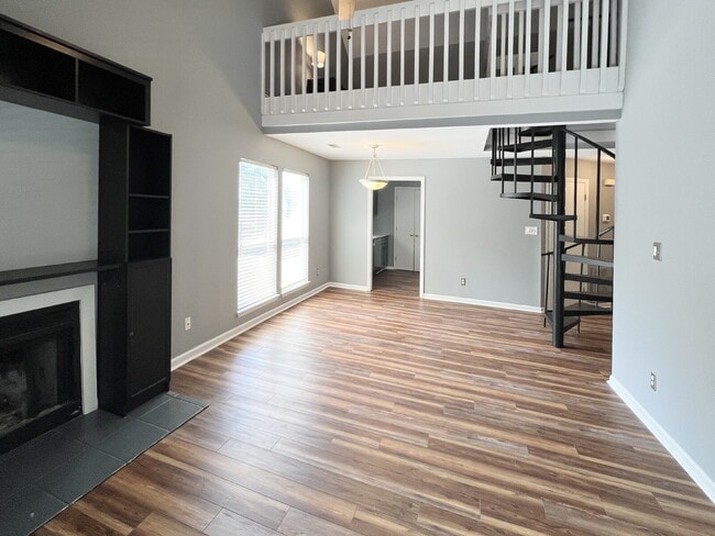 Building Photo - Freshly Updated Condo!