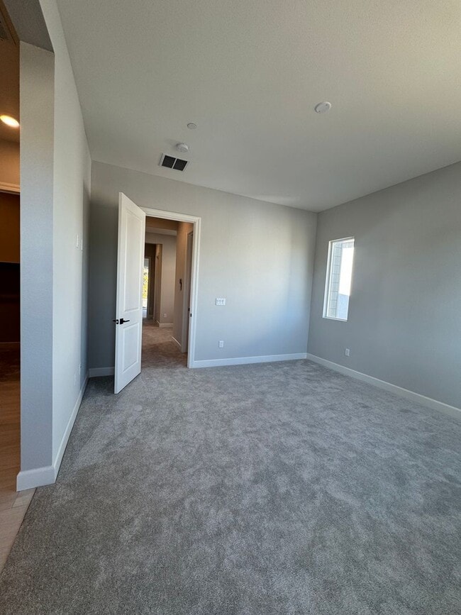 Building Photo - 1521 Golf Club Dr