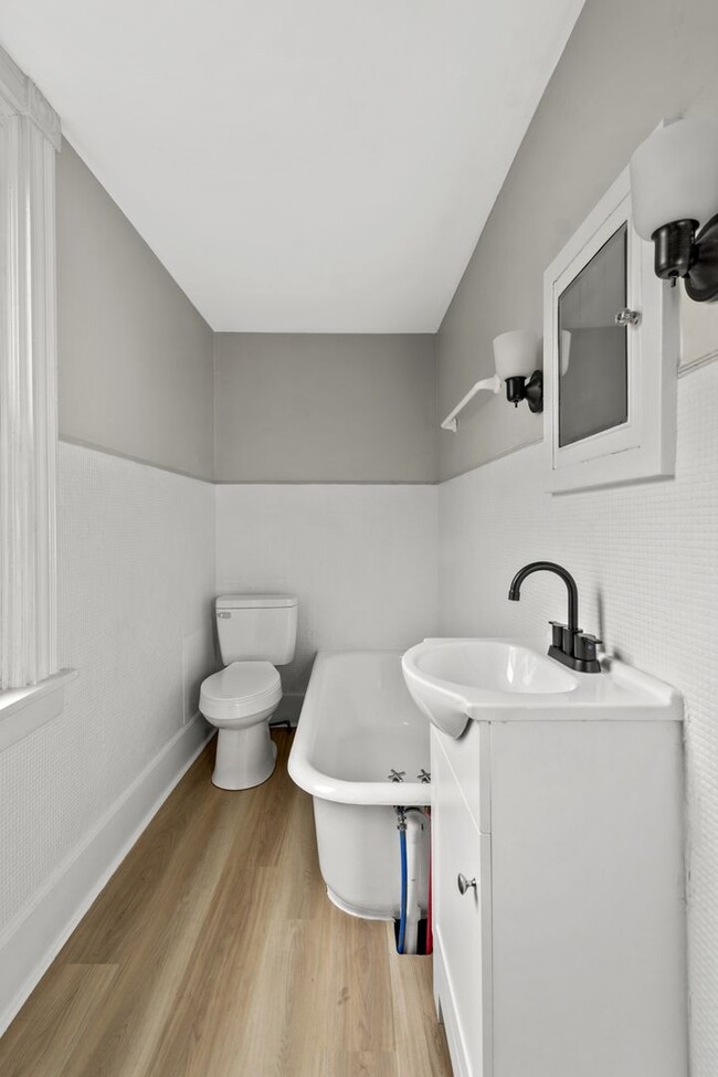 Building Photo - Stunning 3 bedroom home in McKees Rocks available April 15!