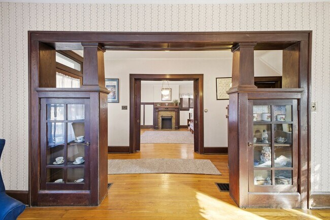 Building Photo - 6+BR House on E. Lane – Central Campus – Newly Renovated + Free Parking – Flexible Move-In