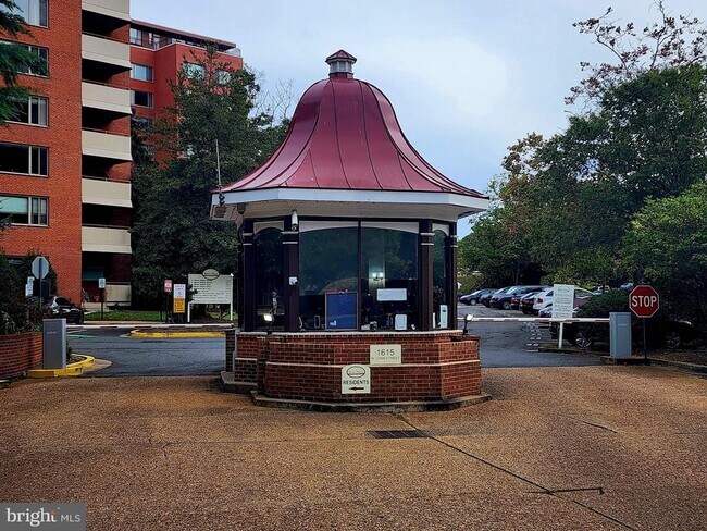 Building Photo - 1121 Arlington Blvd