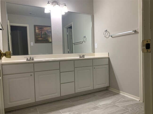 Building Photo - 3530 Barkers Crossing Ave