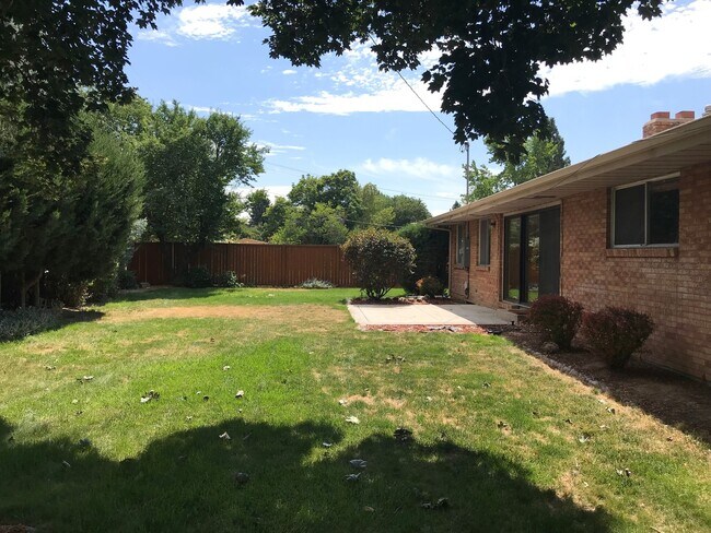 Building Photo - 3824 W Greenbrier Dr