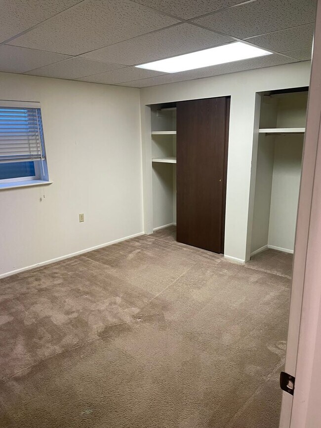 Building Photo - Spacious 5-Bedroom Home Near Little Cotton...