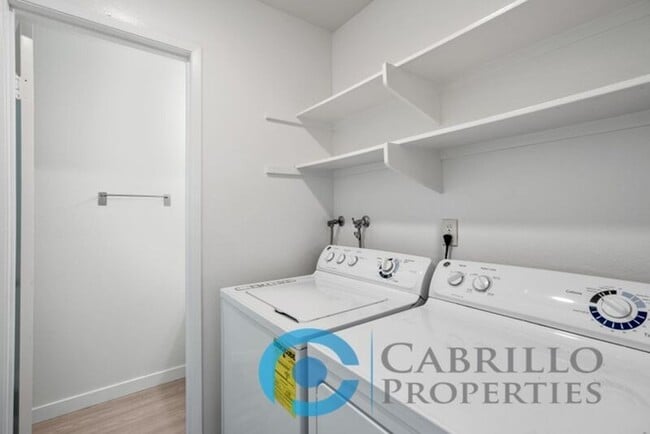 Building Photo - 5067 La Cuenta Dr
