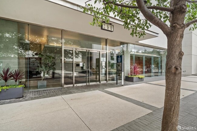 Building Photo - 250 King St