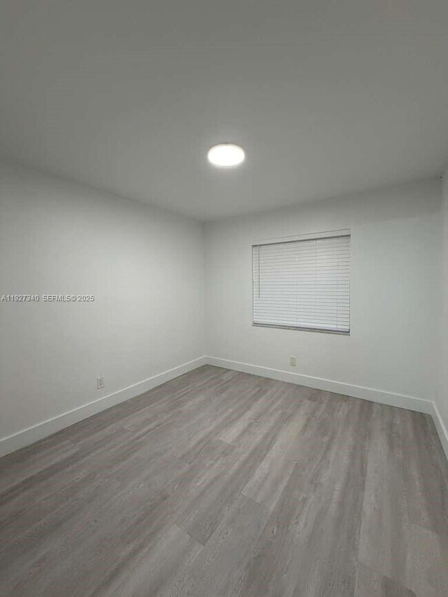 Building Photo - 10020 Winding Lake Rd