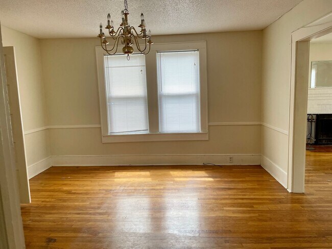 Building Photo - 3 bedroom, 2 bath in  Heathwood Area