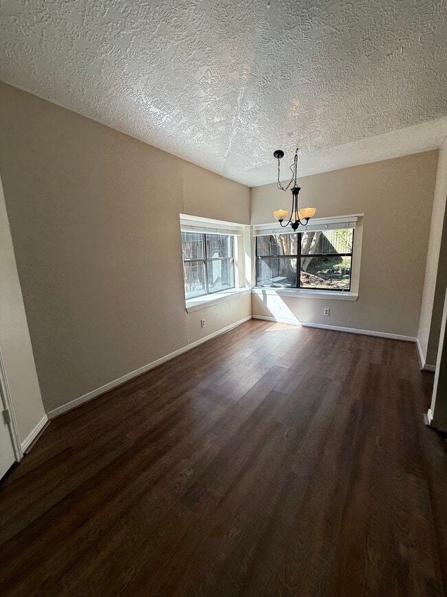 Building Photo - 11980 La Salle River Rd