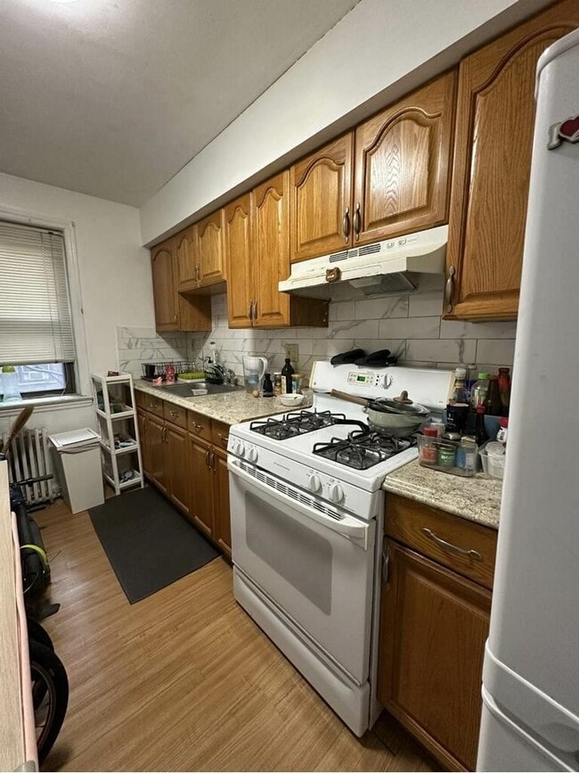 Building Photo - 418 Main St