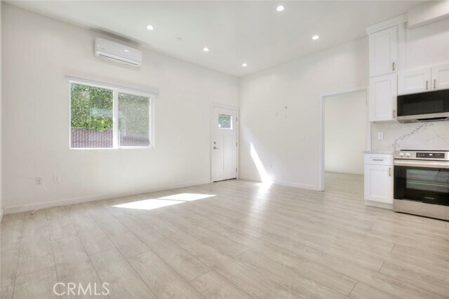 Building Photo - 353 N Mariposa St