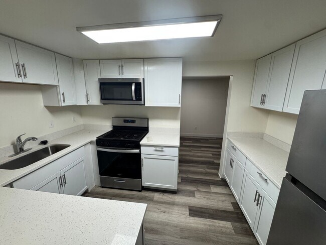 Building Photo - Expansive Bi-Level 3-Bedroom