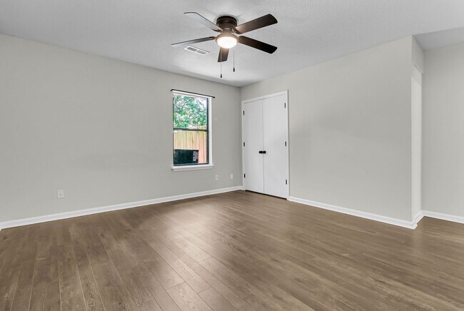 Building Photo - 216 Parlor Dr