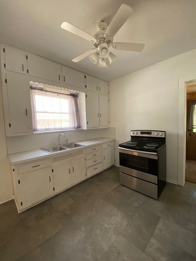 Building Photo - 3 Bedroom Single Family Home with Gleaming...