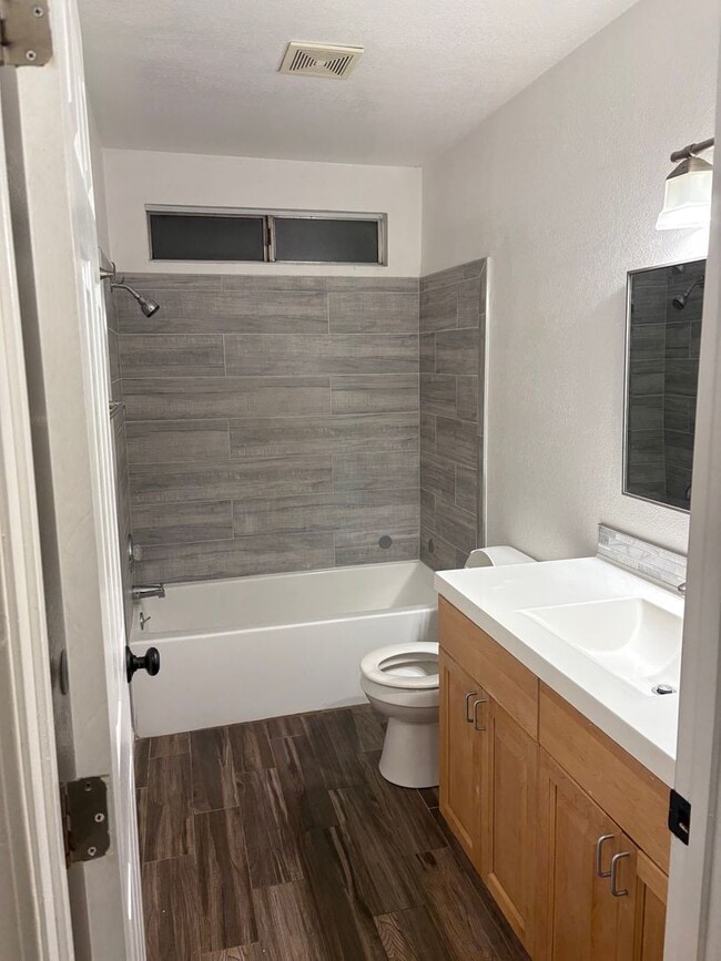 Building Photo - Great 4 bedroom home with pool