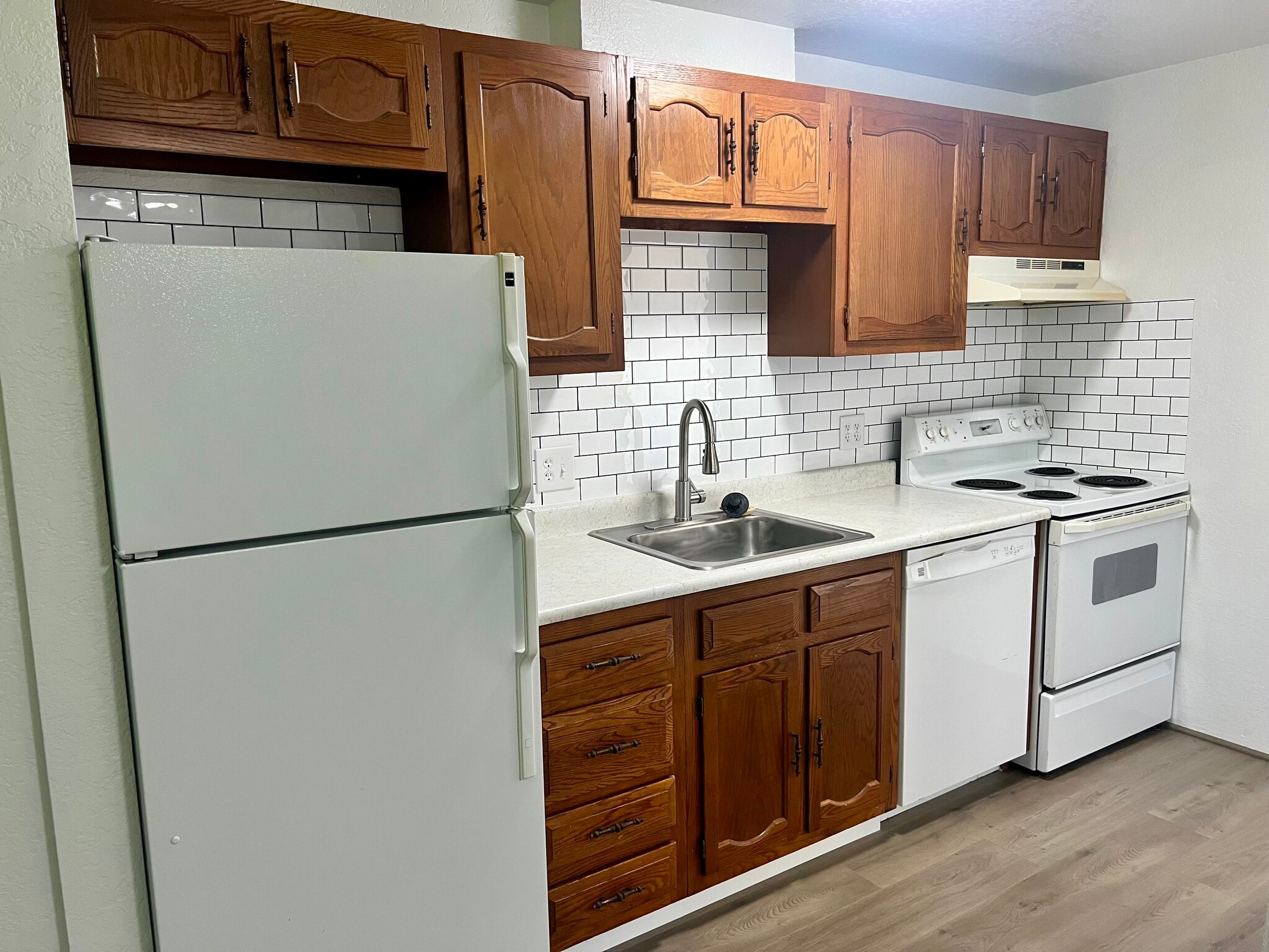 Building Photo - 132 NW Larry St