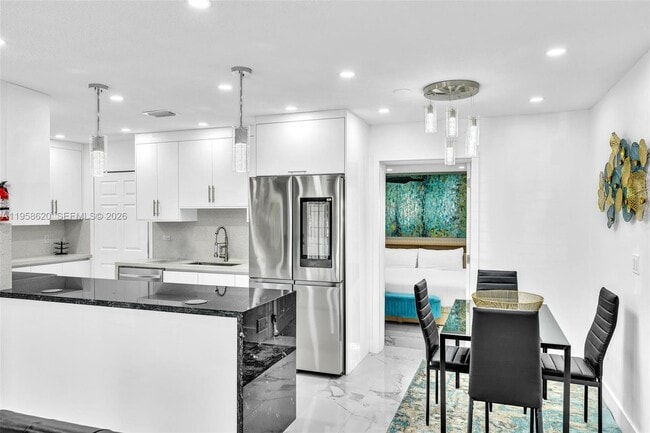 Building Photo - 560 Perviz Ave