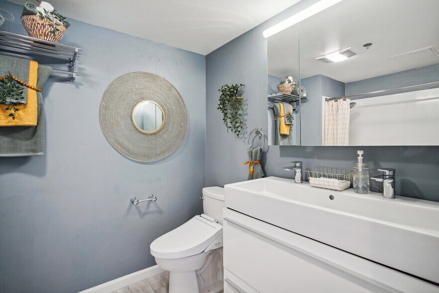 Bathroom w/ Bidet & Double Sink - 988 Franklin St