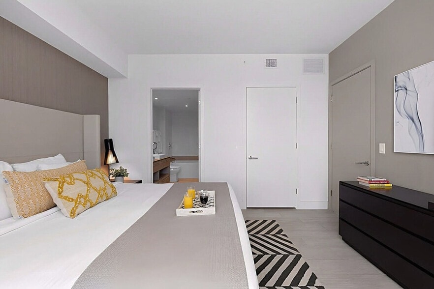 Building Photo - 4010 S Ocean Dr