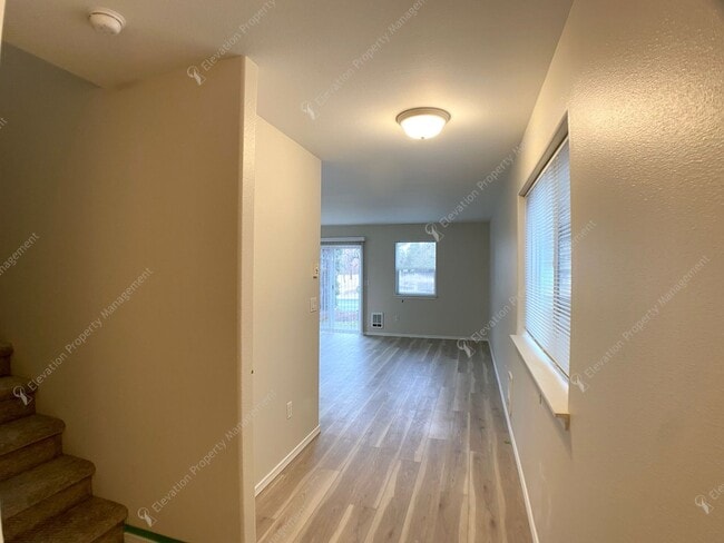 Building Photo - Bright 3 BR - 3 BA Townhouse in Redmond