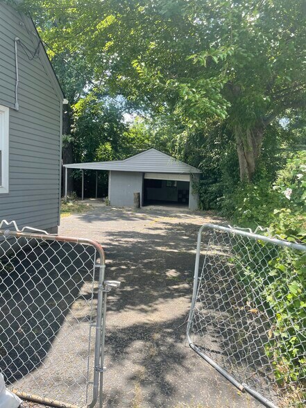 Building Photo - 622 Harris Plz