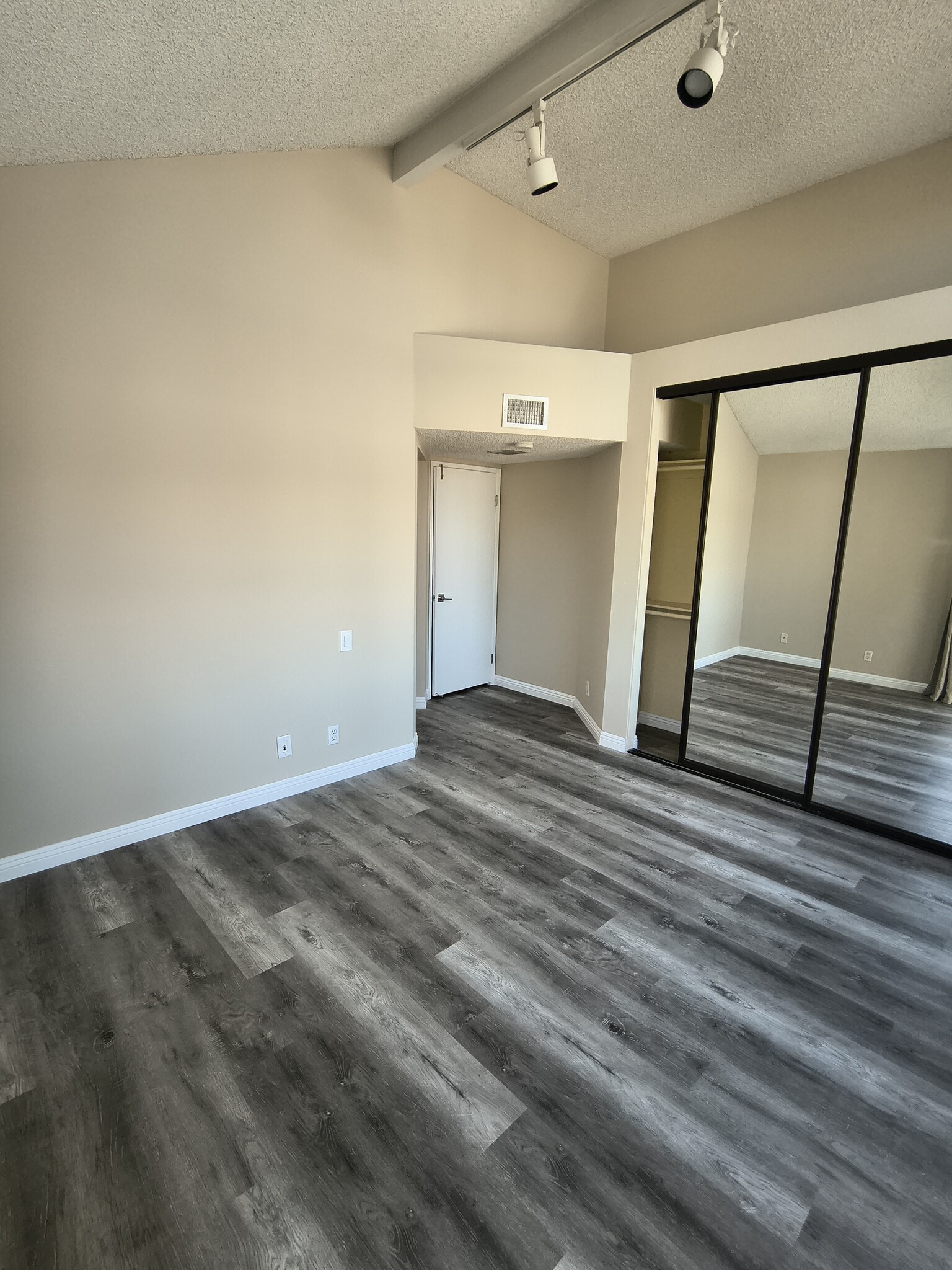 Building Photo - 13096 Le Parc