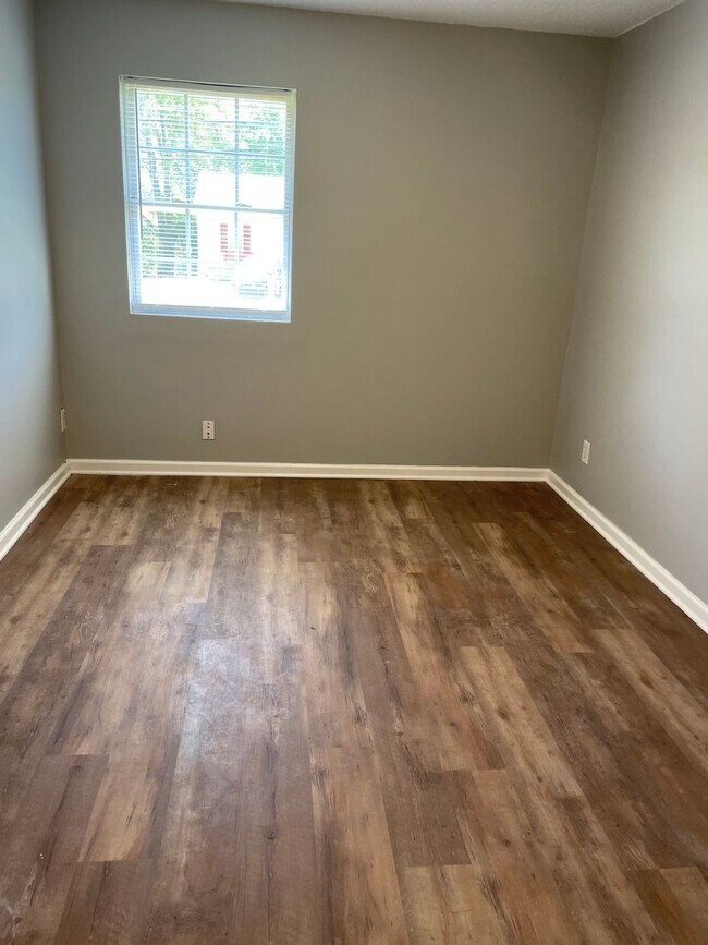 Building Photo - Renovated One Bedroom Duplex