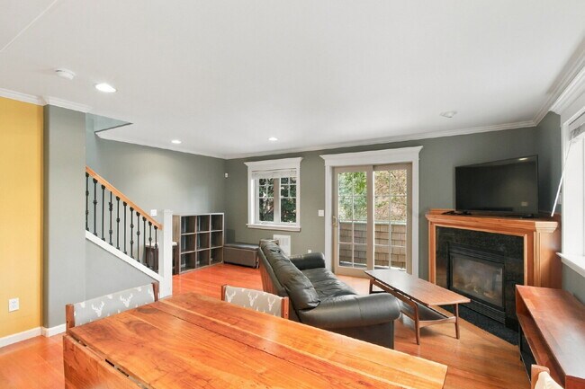 Building Photo - Gorgeous 3-Bed Capitol Hill Townhome with A/C, Garage & Partial Furnishings!- Available NOW FOR RENT