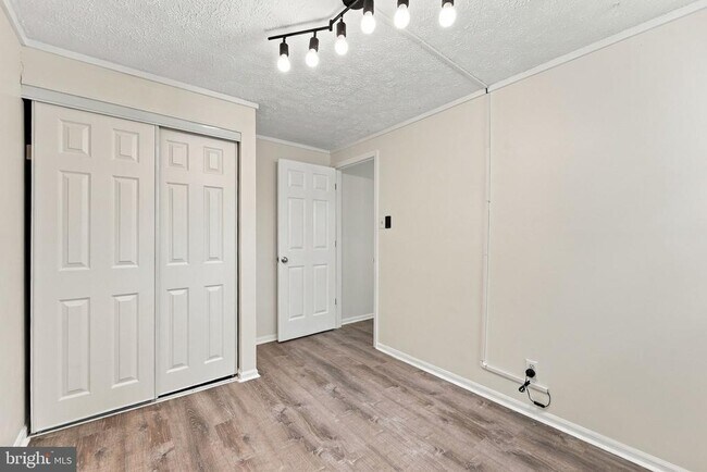 Building Photo - 8 Victoria Manor Ct