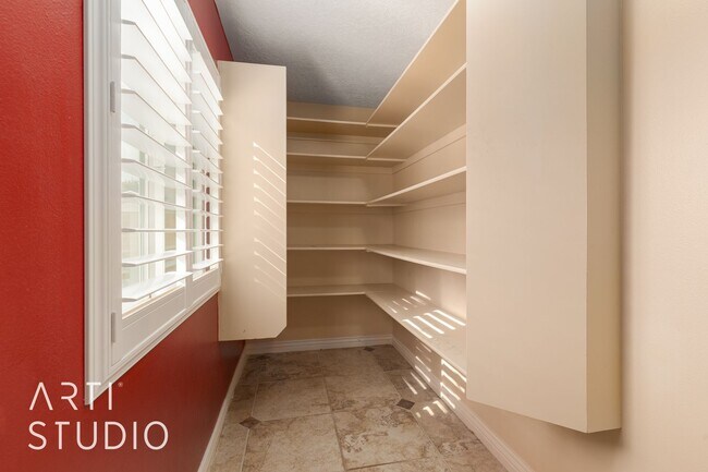 Building Photo - Spacious 4 Bedroom, 3 Bathroom Home for Rent