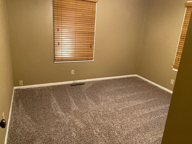 Building Photo - 3 Bedroom, 1 Bath House for Rent - All Appliances Included