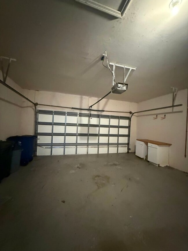 Building Photo - Spacious 2+Den Villa in Desirable Gateway Greens