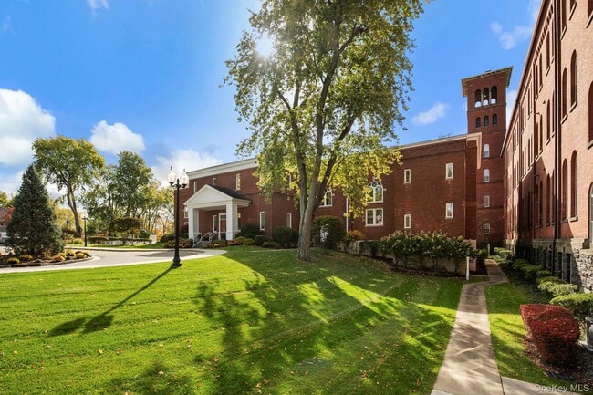 Building Photo - 50 Bayberry Dr