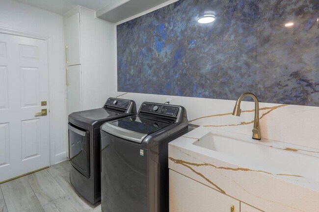 Building Photo - 5 Bedroom Pool Home Located In Summerlin G...