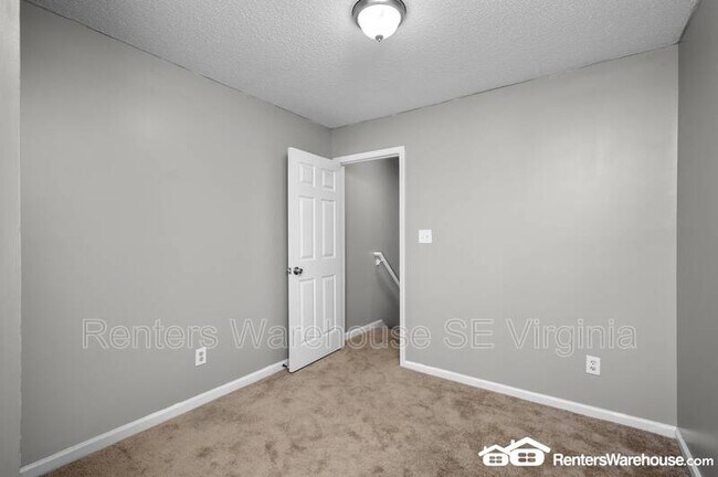Building Photo - 688 Aylesbury Dr
