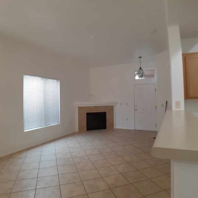 Living room - 2305 W Horizon Ridge Pky