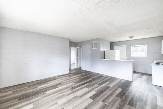 Building Photo - 2 Bed, 1 Bath %50 OFF FIRST MONTH'S RENT!