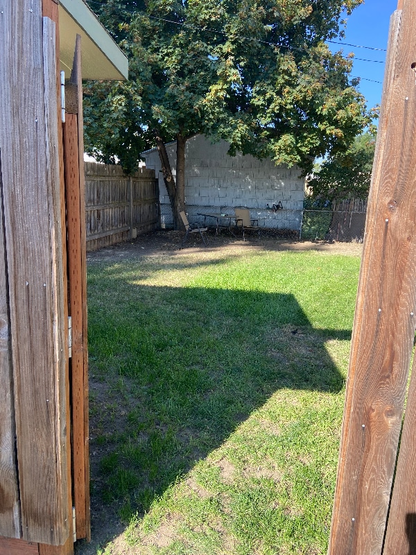 Building Photo - 414 E Sanson Ave